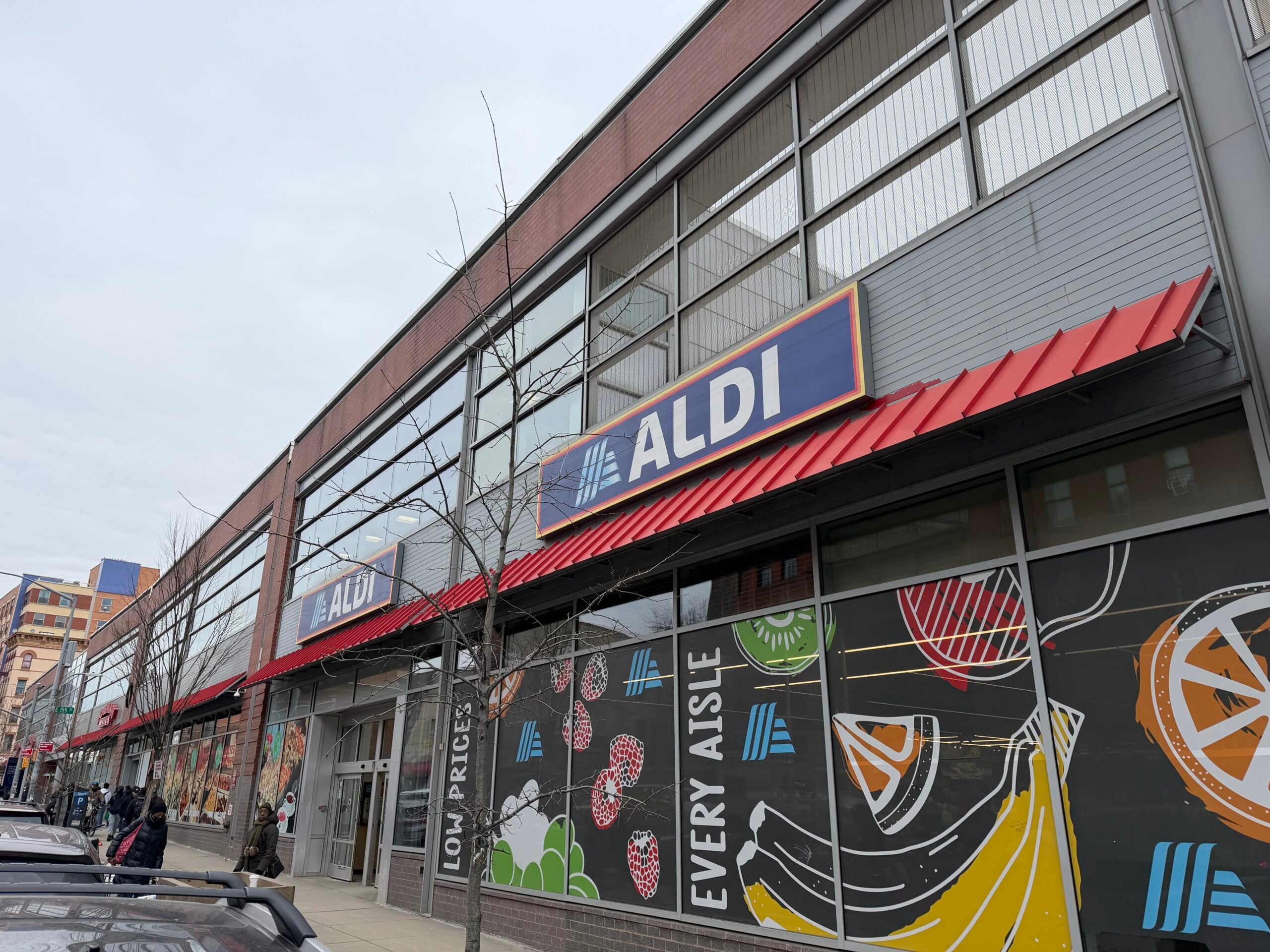 „Niedrige Preise in jedem Gang“, wirbt die Aldi-Filiale in der New Yorker Bronx – dem wohl letzten Ghetto der Stadt.