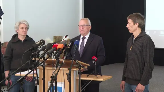 Stephanie Groß, Till Backhaus und Burkard Baschek bei einer Pressekonferenz.