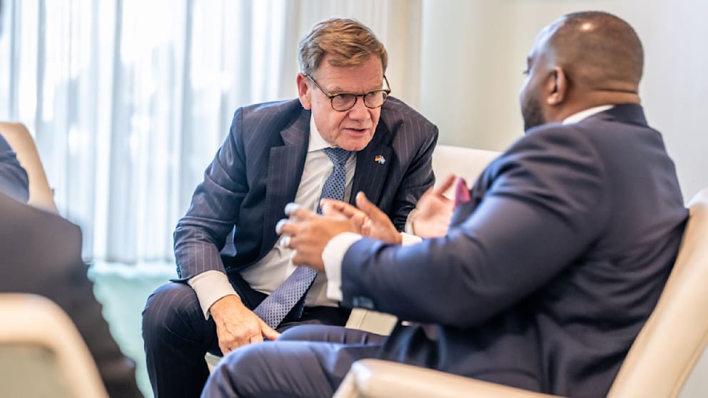Werbung in eigener Sache: Wadephul im Gespräch mit Sean Sobers (37), dem Außenminister des Karibikstaats Trinidad und Tobago
