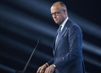 KI in der Politik: Ministerien und Kanzler setzen KI für Recherche- und Hilfsaufgaben ein