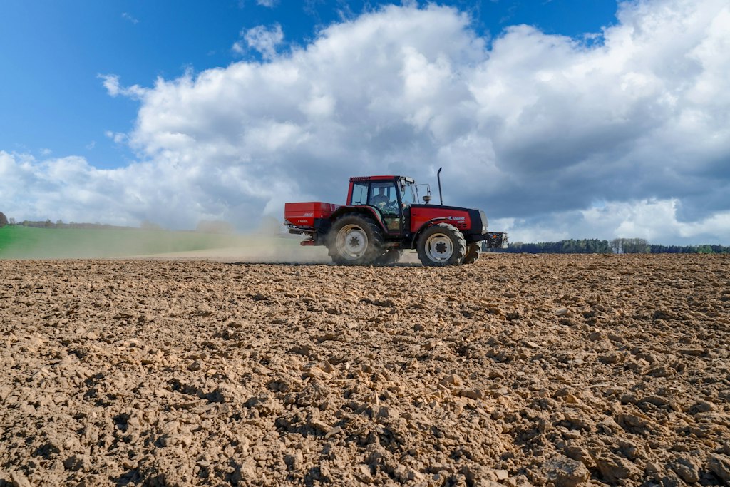 Düngerausbringung auf einem Acker: Die hohen Düngerpreise führt der IVA auf den Hormus-Krieg zurück, nicht auf die EU-Zölle. (Symbolbild)